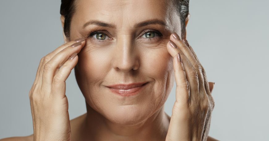 Donna che nota gli effetti dell'invecchiamento della pelle a causa della glicazione