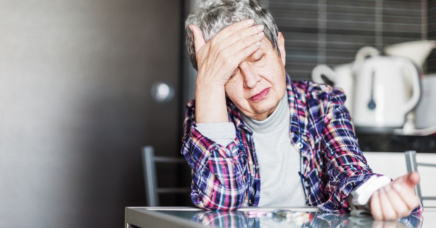 Signora anziana che soffre di ipertensione