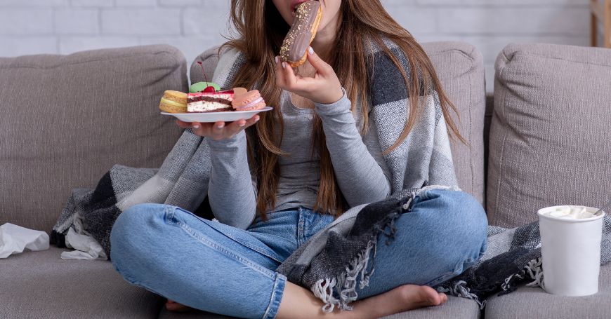 ragazza in preda allo stress ha una cattiva alimentazione